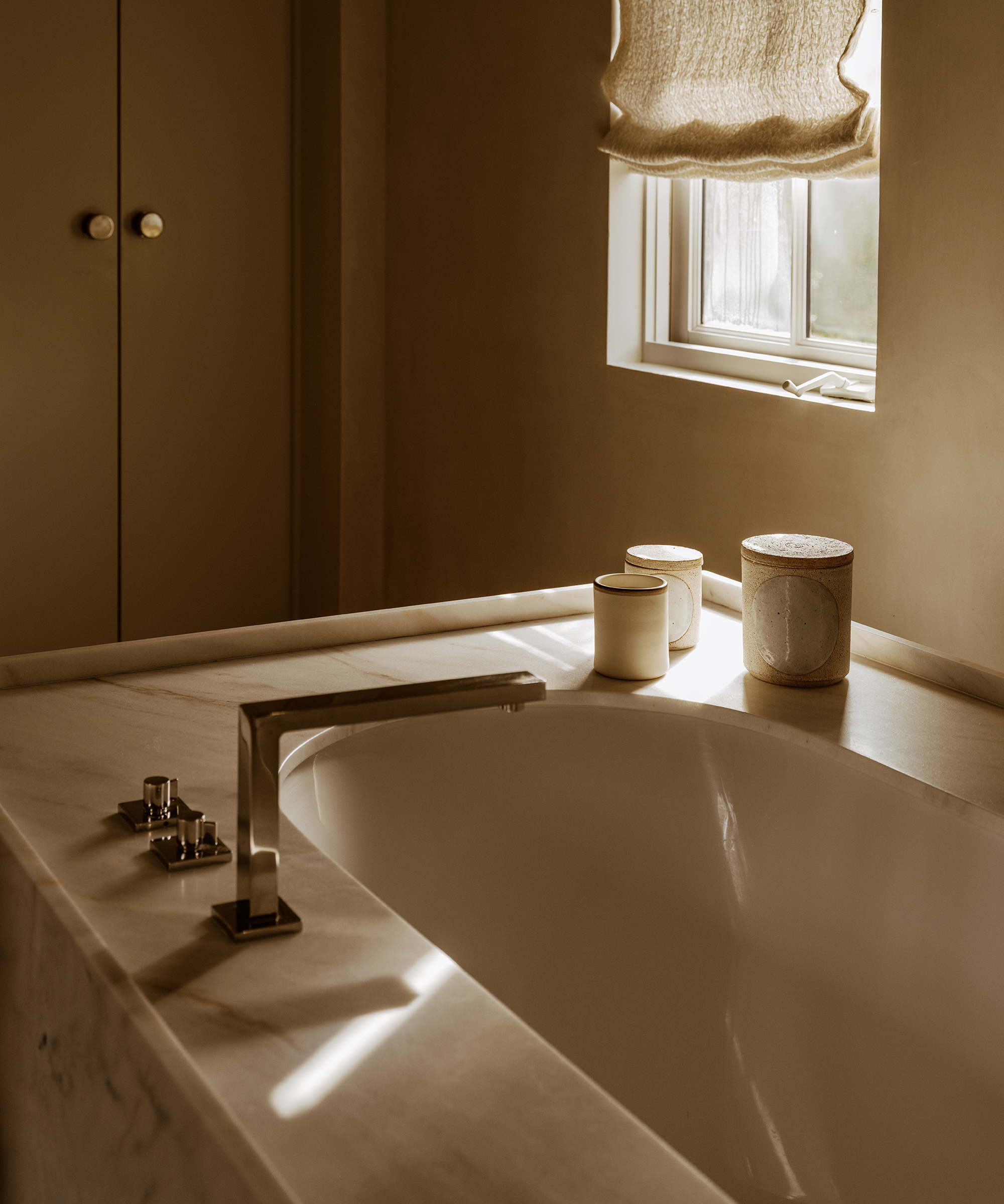 kelly-barnhart-home-tour-ceramic-candle-marble-bathtub