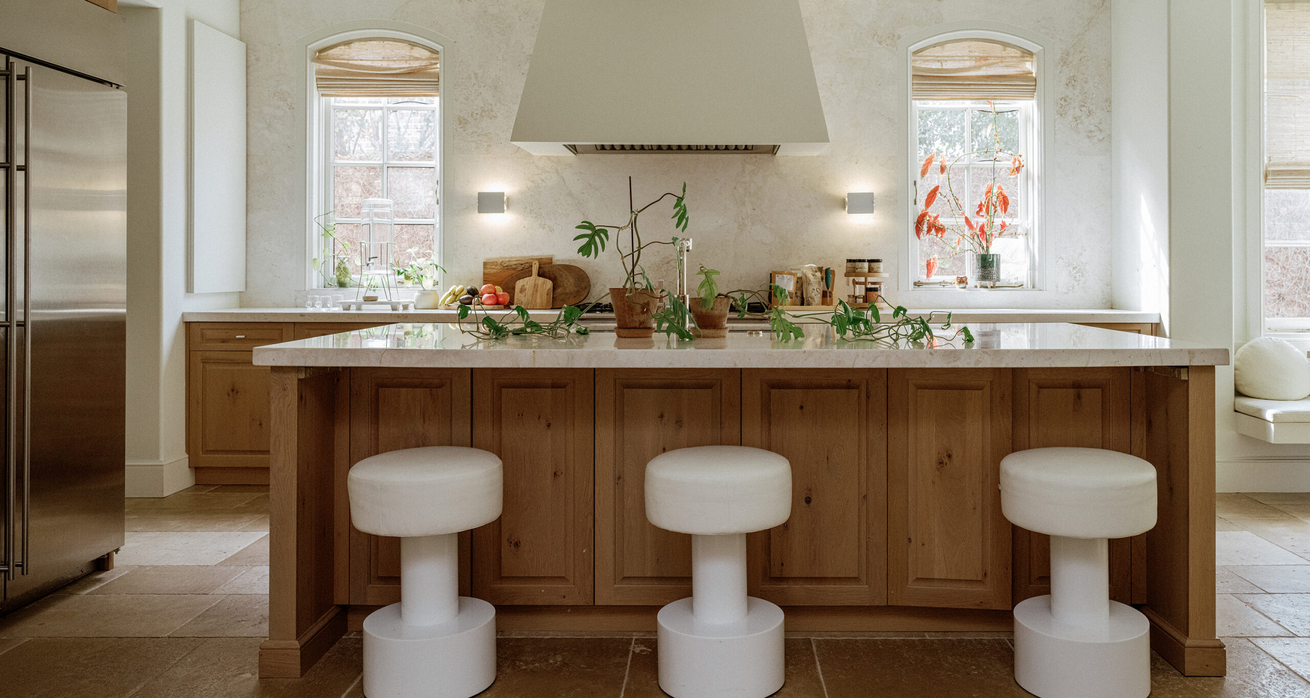 kelly-barnhart-home-tour-kitchen-stools