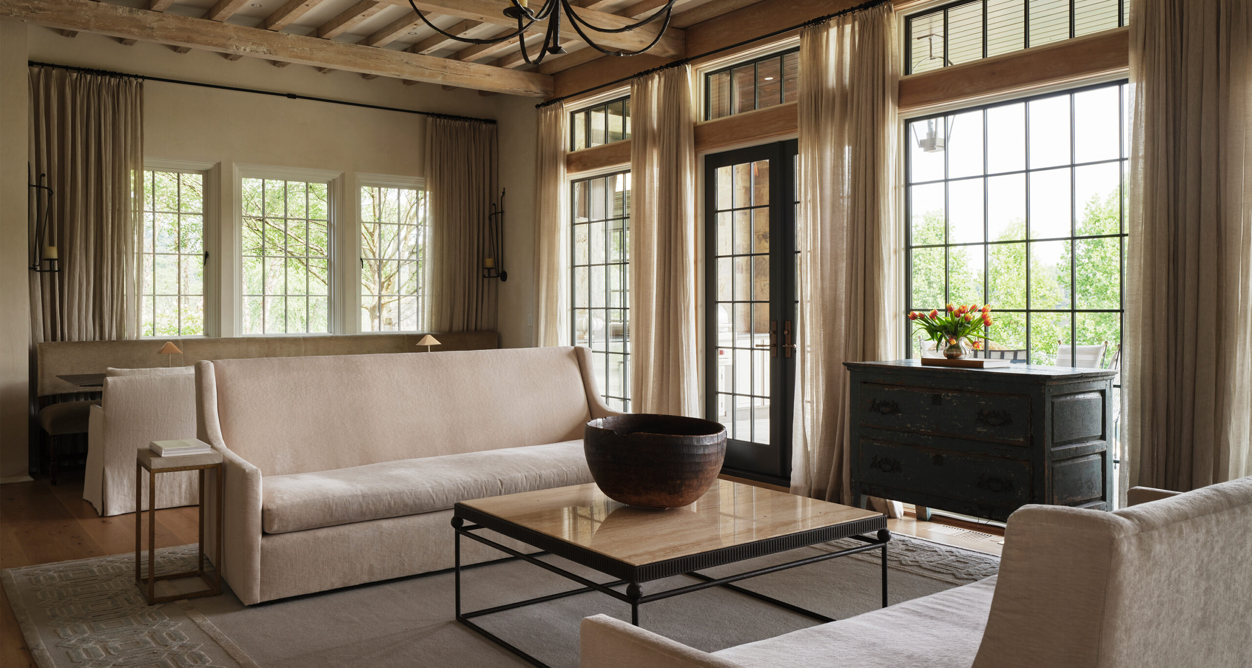 jeffrey-dungan-home-tour-family-room-couches-windows