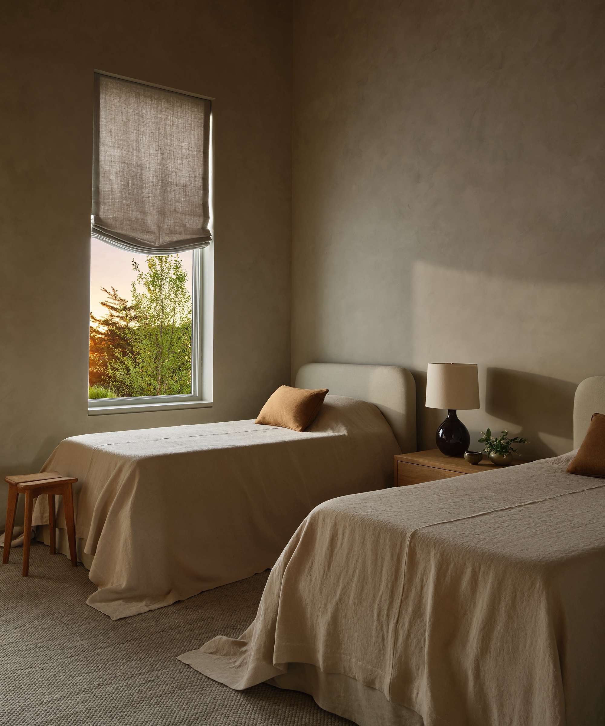 jenni-kayne-farmhouse-reveal-guest-bedroom-twin-beds