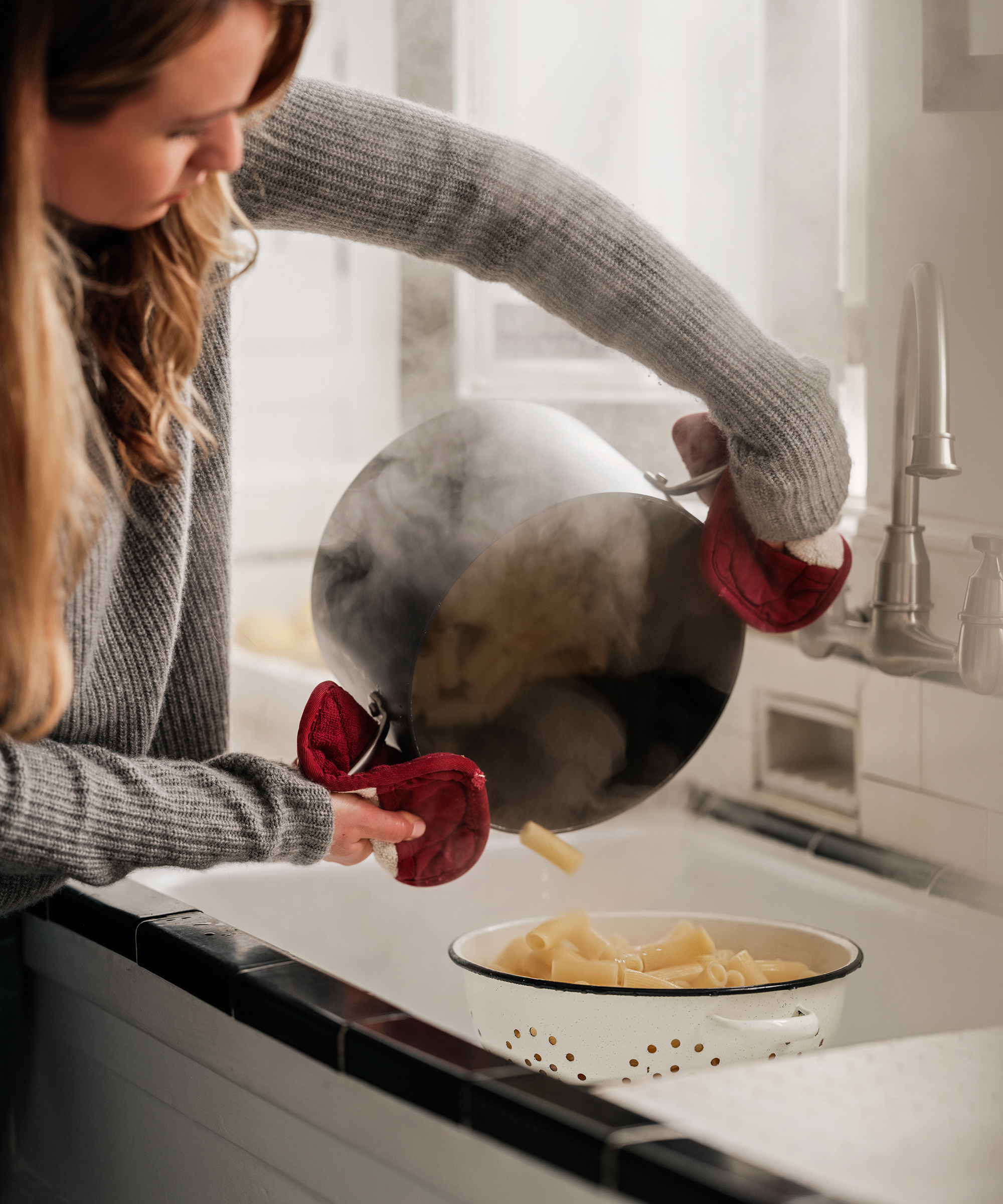 ciao-pappy-recipe-pasta-bowl-pouring
