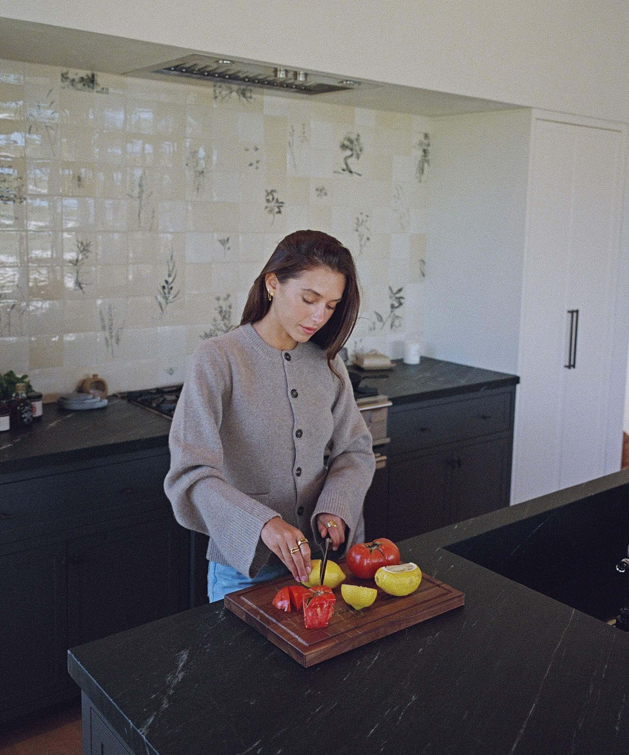 ella-rose-farmhouse-kitchen-cutting