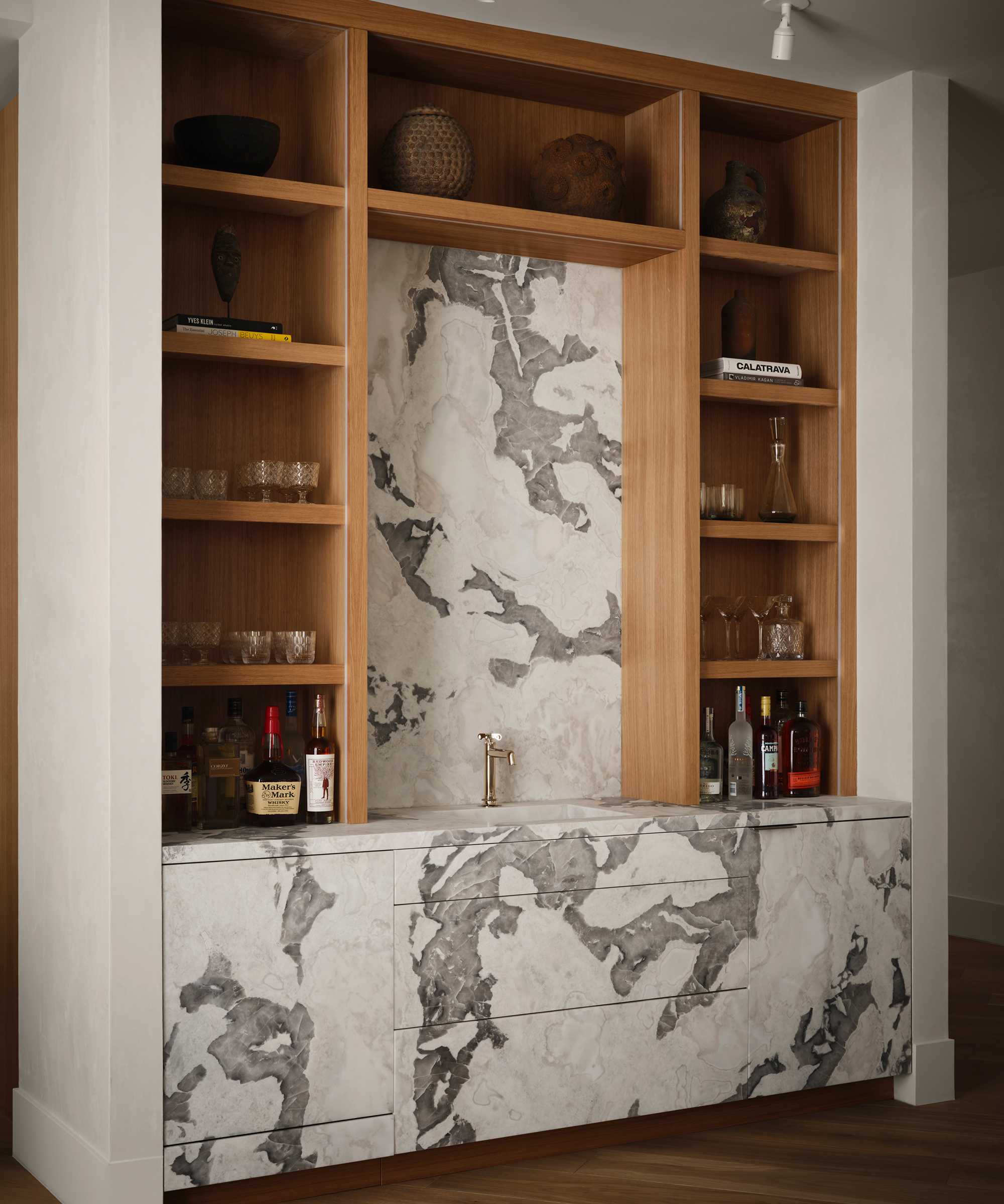 osklo-home-tour-built-in-marble-bar