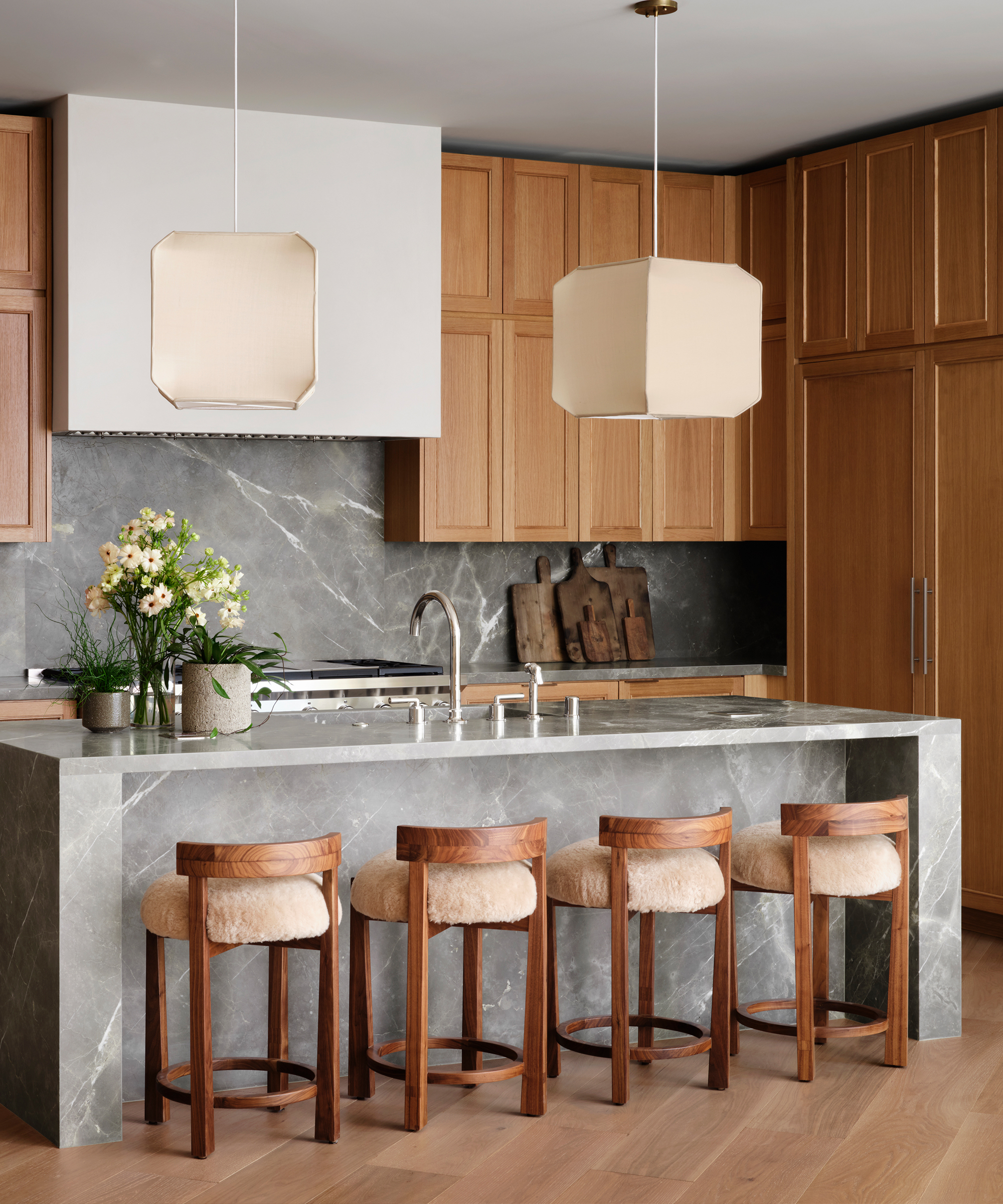 osklo-home-tour-grey-kitchen-hero