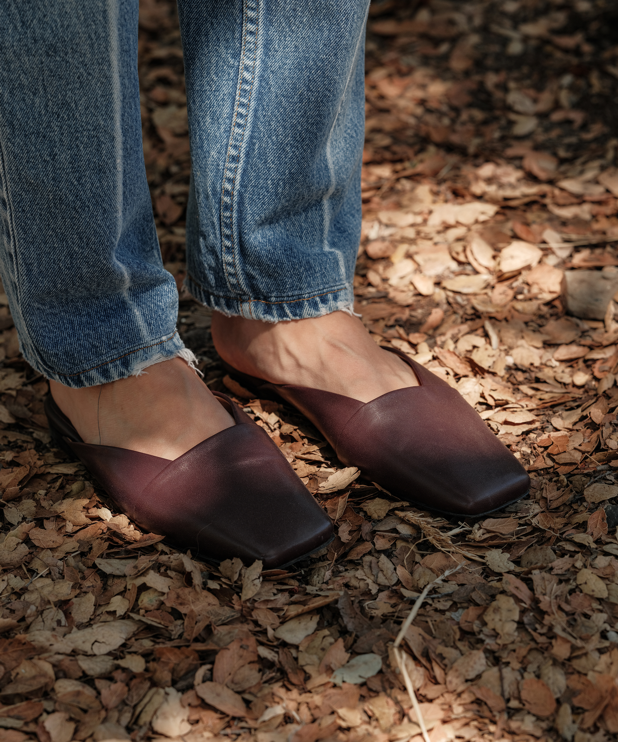 jenni wearing the mia mule in bordeaux