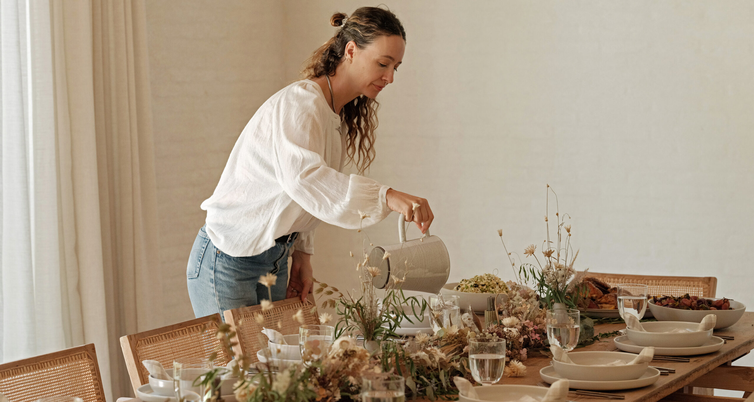 jenni-thanksgiving-table-recap-willow-blouse-pouring-water