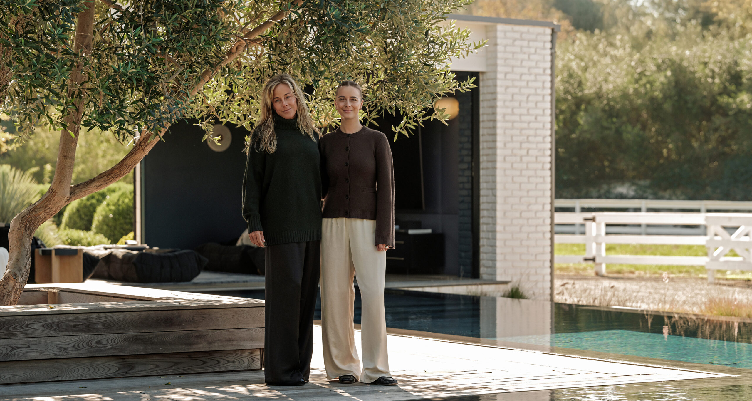 sarah-peddicord-gift-list-with-mom-outside-pool