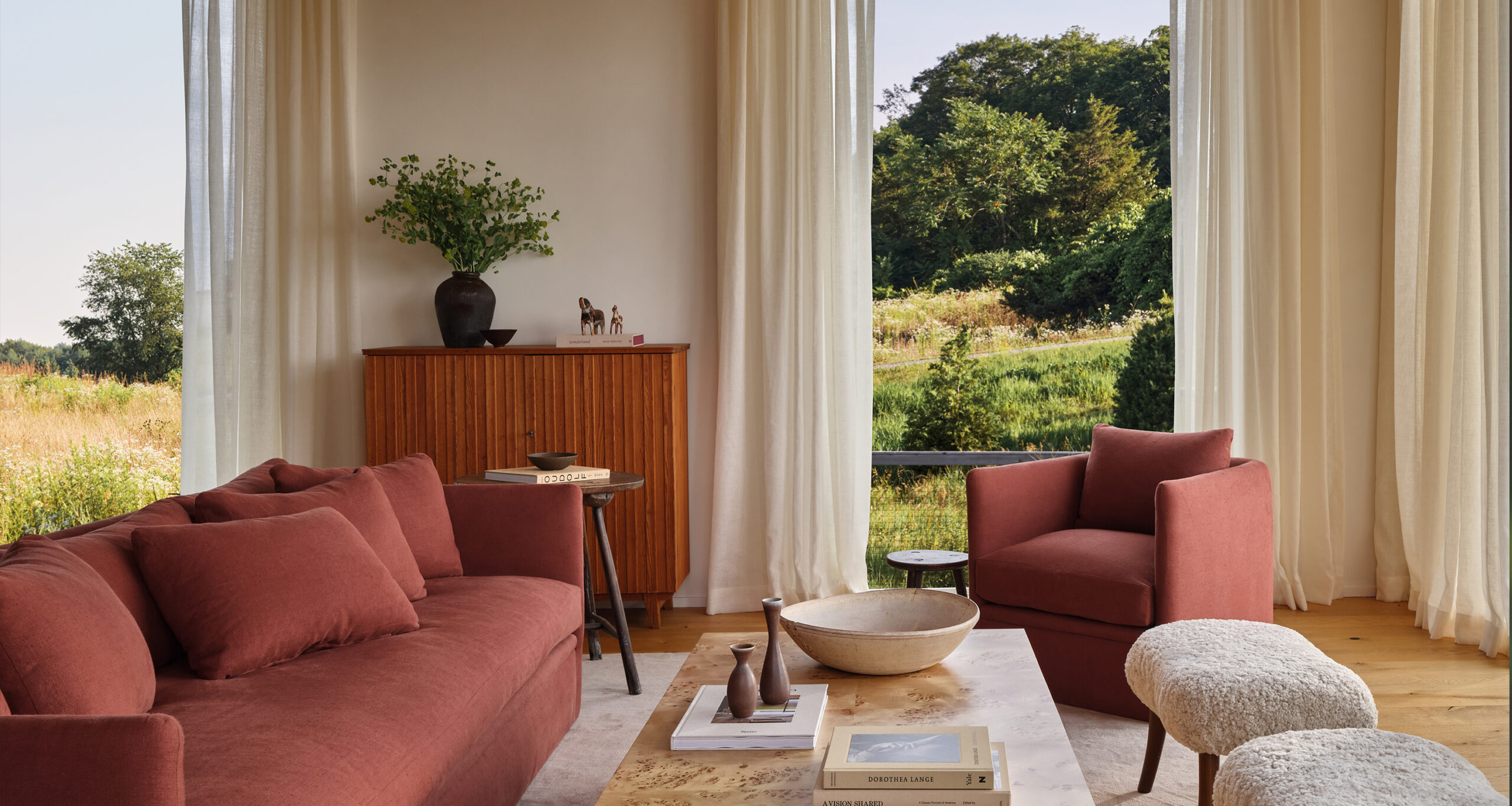 best-of-home-tour-jenni-kayne-farmhouse-living-room-h