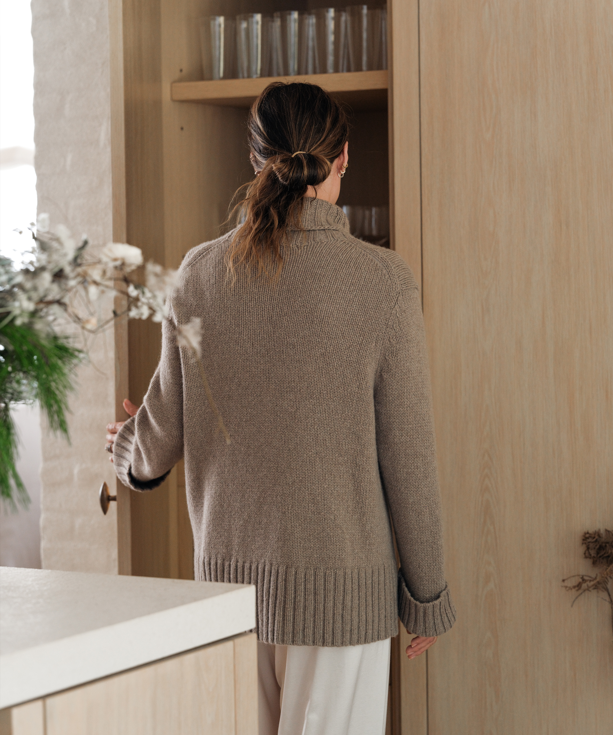 jenni-holiday-breakfast-glassware-cabinet