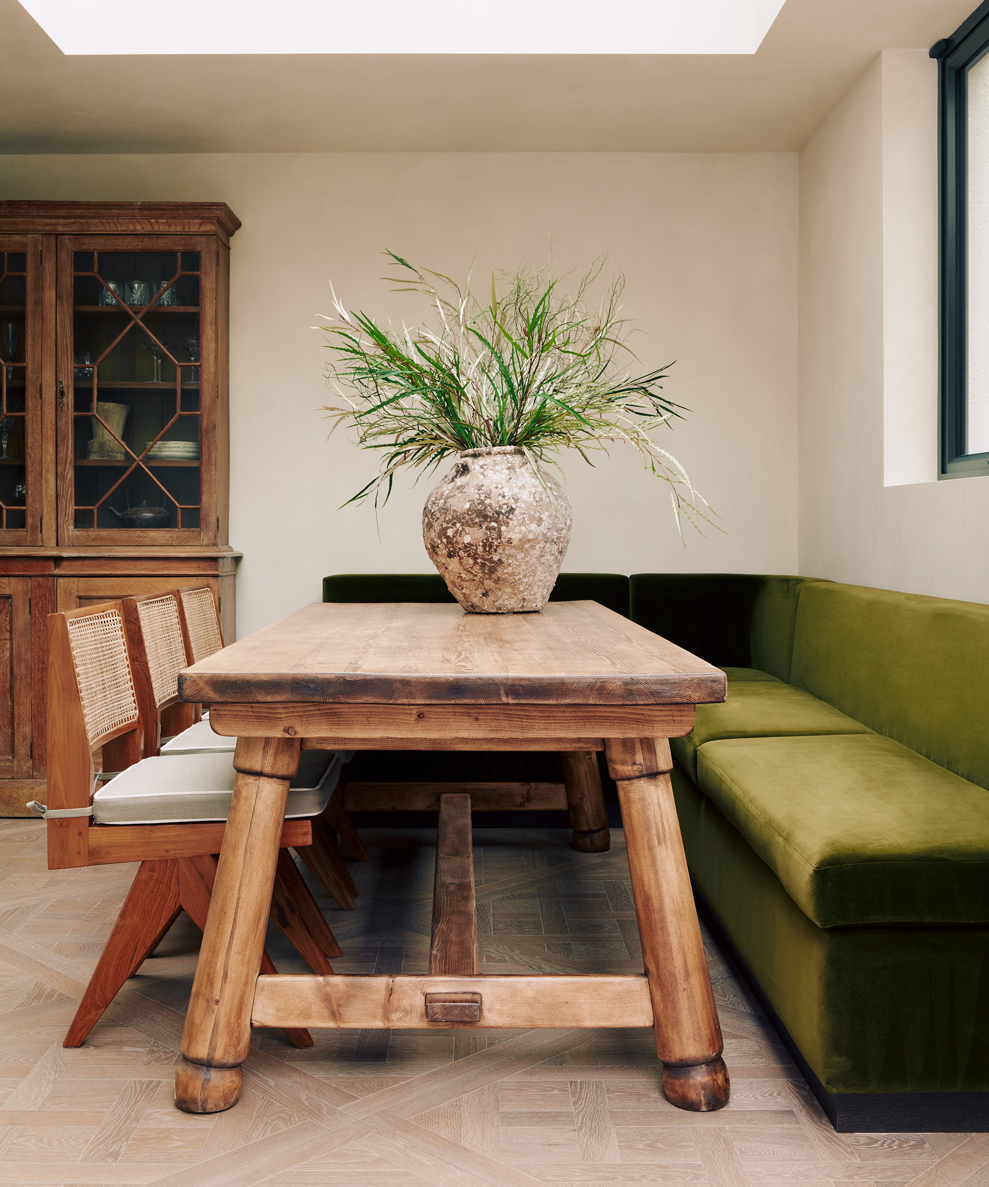 katie-harbison-home-tour-green-velvet-kitchen-nook