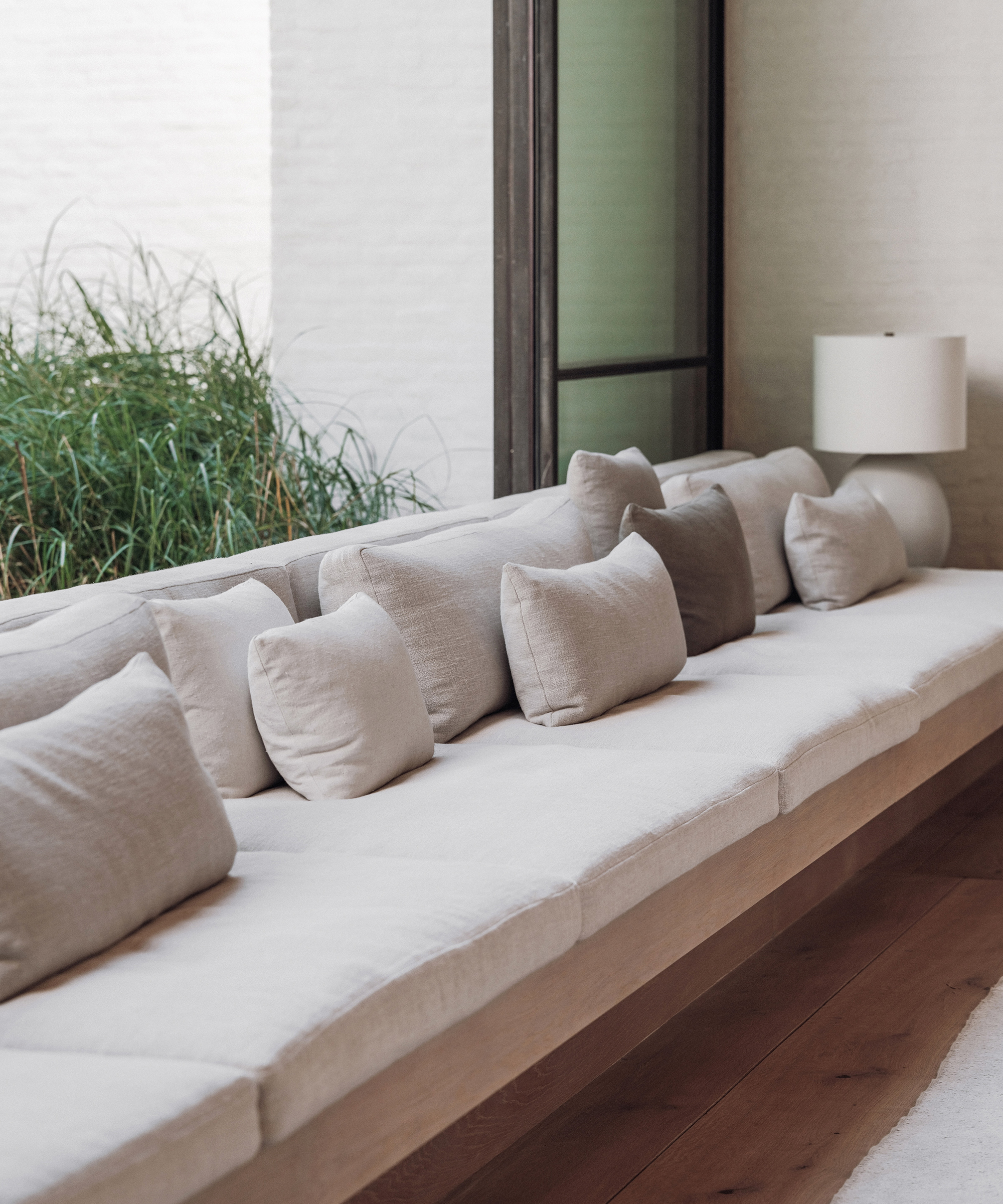 jenni-spring-home-tour-built-in-couch