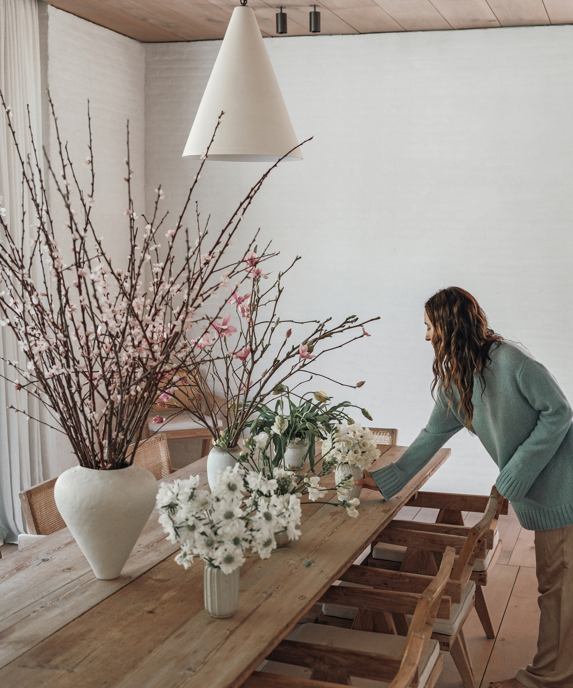 jenni-spring-home-tour-cashmere-amelia-sweater-floral-table-placing