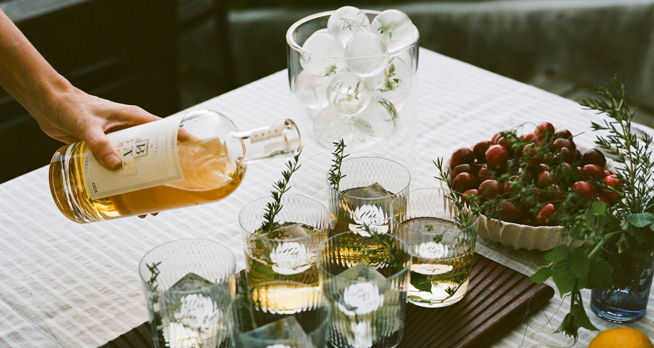 disco-cubes-summer-cocktails-pouring-drinks