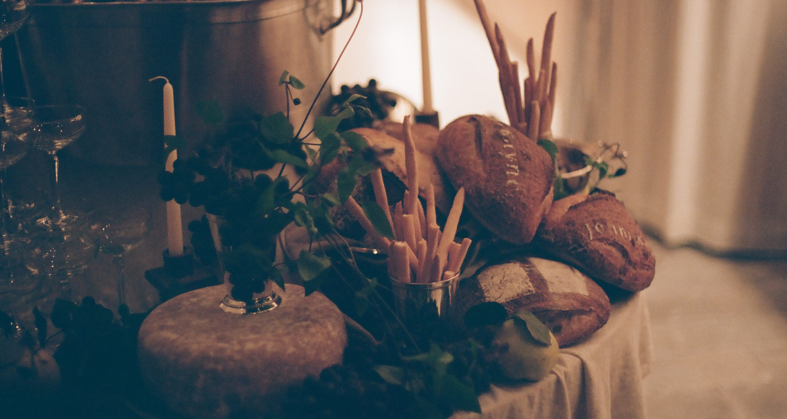augusta-hoffman-friendsgiving-grazing-table