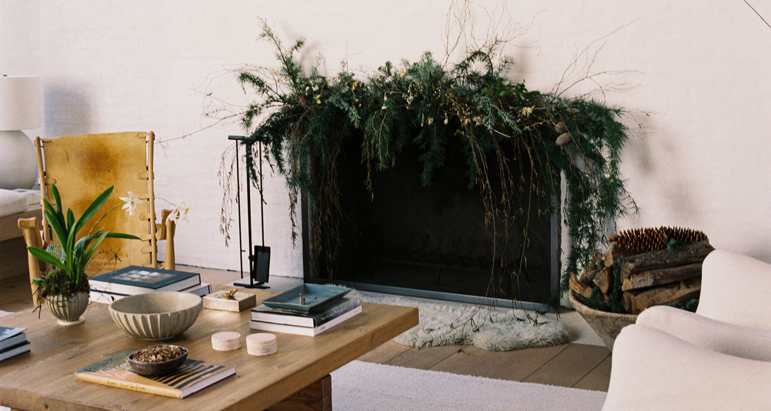 jenni-holiday-home-tour-christmas-mantle