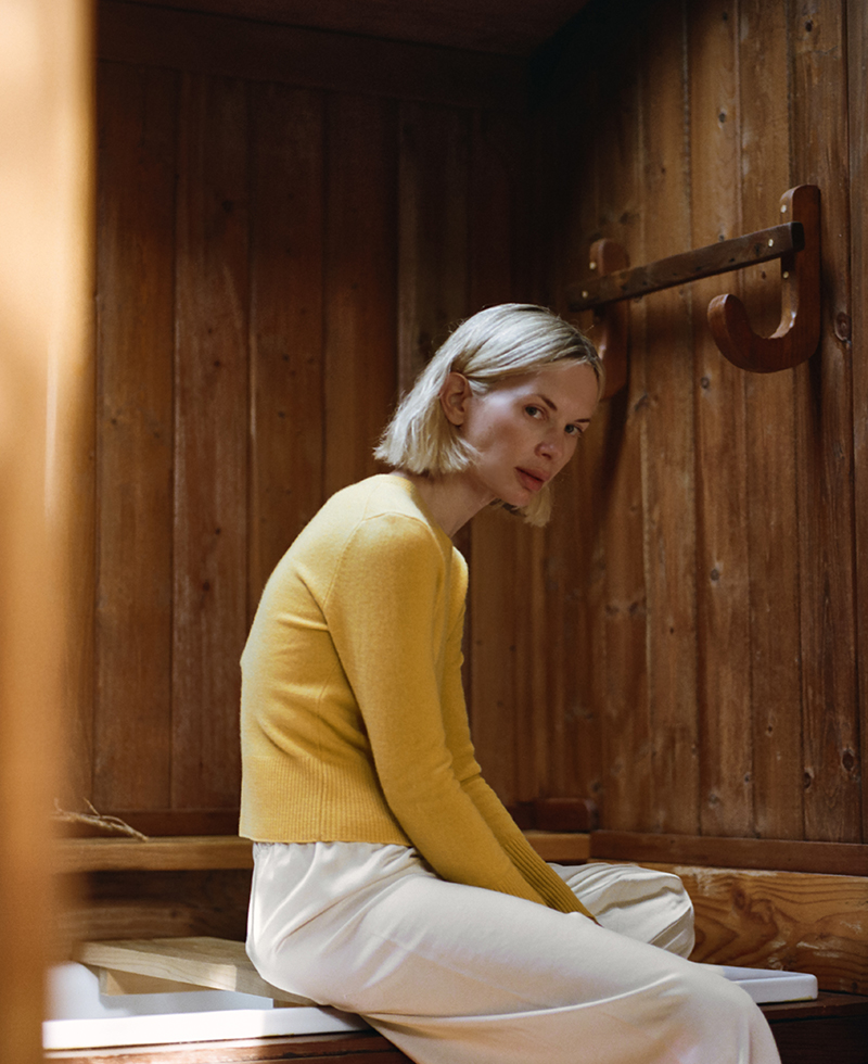 kate-parfet-cashmere-leni-bathroom-portrait